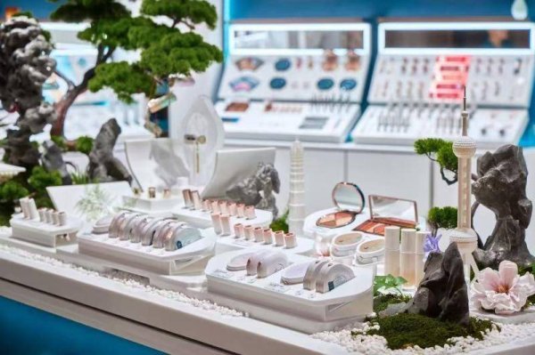 红启网 购物中心首店开业 花西子发力线下市场